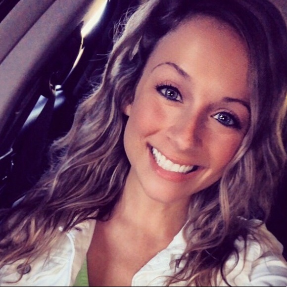 Meet your Posher, Leah - Picture 2 of 3